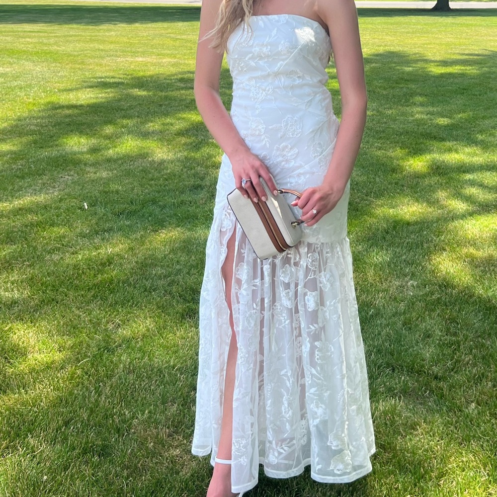 Elegant White Strapless Dress - Picture 2 of 2